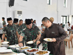 Kodim 1408/Mks Makan Bersama  Pa’bentor dan Hadirkan Penceramah, Dandim: Kita Berbagi Bahagia dan Ilmu dalam Jumat Berkah