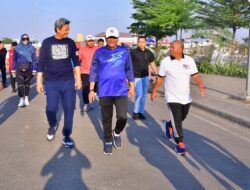 Momen Pj Gubernur Bahtiar Jalan Sehat Bareng Pimpinan OPD, Banyak Warga Minta Foto Bersama