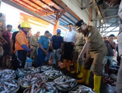 Tinjau TPID Poetere Makassar, Pj Gubernur Bahtiar Sebut Harga Ikan Stabil