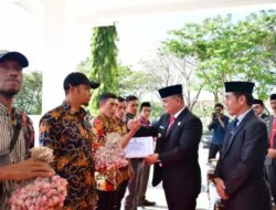 Pj Bupati Sinjai Serahkan Bantuan kepada Kelompok Tani, Ada Mesin Perajang Tembakau dan Benih Bawang Merah