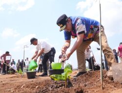Tanam Pisang di Sinjai, Pj Gubernur Sulsel: Saya Kaget Melihat Potensi Alam di Sini