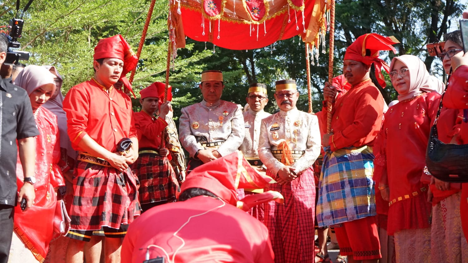 Penjabat Gubernur Sulsel Bahtiar Baharuddin didampingi Wabup Gowa H Abdul Rauf Malaganni saat peringatan Hari jadi Gowa Ke-703, Jumat (17/11/2023).(foto:ist)