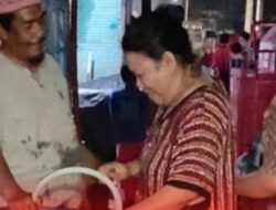 Bentuk Kepedulian, Camat Manggala Distribusikan Air Ke Warga Menggunakan Damtor