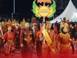 FOTO: Camat dan Ketua PKK Panakkukang saat Mengikuti Puncak Peringatan HUT Kota Makassar