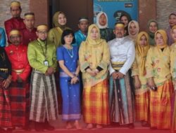 HUT Kota Makassar, Front Office Kecamatan Panakkukang Kenakan Pakaian Adat Layani Warga