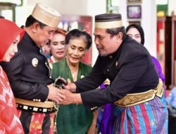 Bahtiar Baharuddin Dihadiahi Keris Sapukala saat Silaturahmi ke Kedatuan Luwu