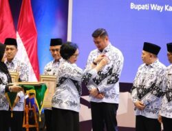 Disaksikan Presiden Jokowi, Adnan Terima Penghargaan Dwija Praja Nugraha dari PGRI