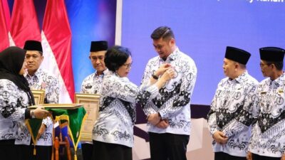 Disaksikan Presiden Jokowi, Adnan Terima Penghargaan Dwija Praja Nugraha dari PGRI