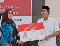 Serahkan Bansos Senilai Rp15 Miliar ke Warga Makassar, Ashabul Kahfi Berharap Tepat Sasaran