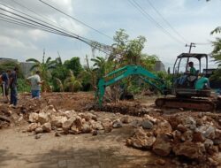 Dinas PU Makassar Keruk Saluran Air di Blok AC Telkom, Warga pun Berterima Kasih