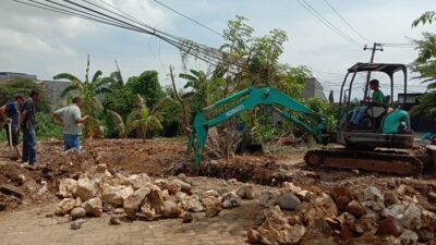 Dinas PU Makassar Keruk Saluran Air di Blok AC Telkom, Warga pun Berterima Kasih