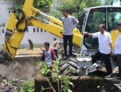 Dinas PU Makassar Keruk dan Bersihkan Sampah di Paropo