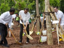 Sebagai Menteri LHK Ad-Interim, Mentan Amran Dampingi Presiden Gerakan Tanam Pohon Bersama