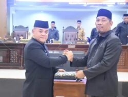 Pj Bupati Sinjai Serahkan Dokumen Ranperda ABPD 2024 ke DPRD untuk Dibahas Bersama