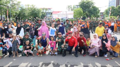 Antisipasi Dampak Musim Penghujan, Personel Kodim 1408/Mks Bersihkan Pasar Tradisional dan Saluran Air