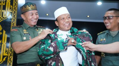 Pangdam XIV/Hasanuddin Mayjen TNI Totok Imam Santoso menganugerahkan gelar Warga Kehormatan Kodam XIV/Hasanuddin kepada Ustad Das'ad Latif, saat hadir dalam doa bersama dan memberikan ceramah agama pada peringatan Hari Juang TNI AD Ke-73 di Makodam Hasanuddin.(foto:ist)