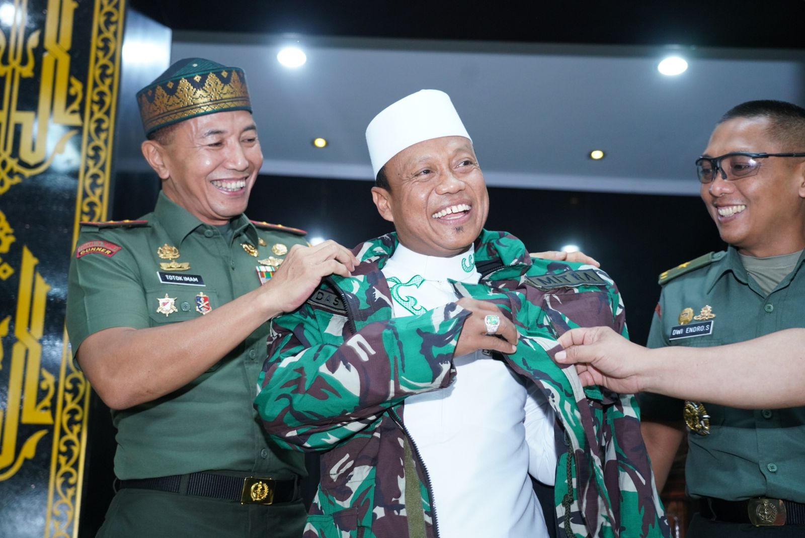Pangdam XIV/Hasanuddin Mayjen TNI Totok Imam Santoso menganugerahkan gelar Warga Kehormatan Kodam XIV/Hasanuddin kepada Ustad Das'ad Latif, saat hadir dalam doa bersama dan memberikan ceramah agama pada peringatan Hari Juang TNI AD Ke-73 di Makodam Hasanuddin.(foto:ist)