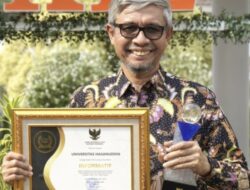 Unhas Terima Anugerah sebagai Perguruan Tinggi Informatif, Prof Sumbangan Baja: Kami Sangat Bersyukur