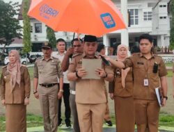 Di Bawah Guyuran Hujan, Pj Bupati Sinjai Serahkan SK PNS dan Lantik Pejabat Fungsional