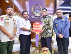 Pj Gubernur Sulsel Serahkan Unit Armada Damkar kepada Pemkab Barru, Bupati: Alhamdulillah
