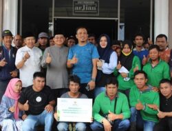 H Heri Burhan Serahkan Zakat Terikat Rp230 Juta ke BAZNAS Makassar