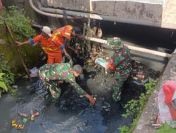 Antisipasi Dampak Penghujan, Koramil 1408-13/Rappocini Bersihkan Selokan, Pasar dan Tanam Pohon