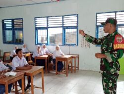 Babinsa 1408-14/Sangkarrang  Tumbuhkan Cinta Tanah Air Siswa Melalui Wasbang