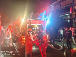Minimarket Terbakar, Babinsa Borong Bantu Padamkan Api