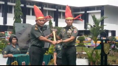 Mayjen Totok Pamit, Tradisikan Penyerahan Passapu dan Keris ke Mayjen Bobby, Ini Harapannya