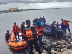 BPBD-Damkar Kota Makassar Perkuat Tim SAR Gabungan, Cari Korban Kapal Terbalik di CPI