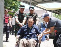 Tinjau TPS, Kasdam XIV/Hsn Bantu Penyandang Disabilitas Menuju Lokasi Pencoblosan 