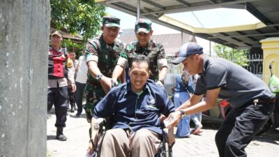 Tinjau TPS, Kasdam XIV/Hsn Bantu Penyandang Disabilitas Menuju Lokasi Pencoblosan 
