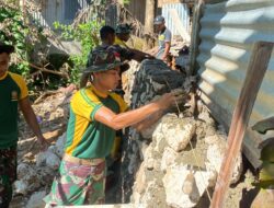 Yonif 431/SSP Sigap Perbaiki Rumah Warga Korban Longsor