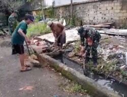 Antisipasi Banjir Akibat Tersumbatnya Saluran Air, Babinsa Koramil 1408-09/Tml Karbak Bersihkan Selokan