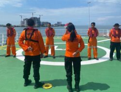 Basarnas Makassar Bantu Evakuasi Medis Korban Kecelakaan Kerja Kapal