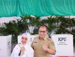 Nyoblos di TPS 001, Danny Gendong Cucu Menuju TPS