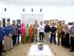 Adnan Nyoblos di TPS 007 Tombolo, Minta KPU Tingkatkan Partisipasi Pemilih Hingga 80 Persen