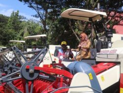 6 Kelompok Tani Terima Combine Harvester, Indah: Pastikan Semua Menikmati