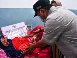 Pj Gubernur Sulsel Jenguk Korban Longsor yang Dirawat di RS At Medika Palopo
