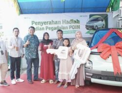 Menang Pegadaian POIN, Nasabah Pegadaian Kanwil Makassar Terima Hadiah Mobil Wuling Air EV