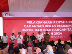 Presiden Jokowi Bagikan Bantuan Pangan kepada 1.000 KPM di Maros