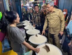 Pj Sekprov Sulsel Cek Harga dan Stok Kebutuhan Pokok di Pasar Maricaya, Ini Hasilnya