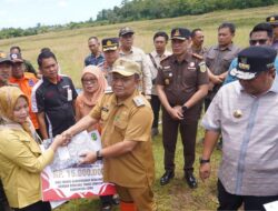 Korban Tanah Longsor di Luwu Terima Santunan