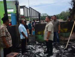 Pj Bupati Sinjai Tinjau Bangunan SDIT Thoriqul Jannah Pasca Kebakaran dan Beri Bantuan
