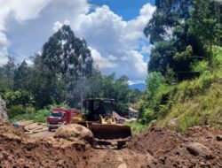 Pemkab Toraja Utara Turunkan Alat Berat Bersihkan Material Longsor