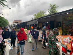 Personel Koramil 1408-09/TML Karbak di Pasar Parangtambung, Bersihkan Sampah Untuk Cegah Penyakit
