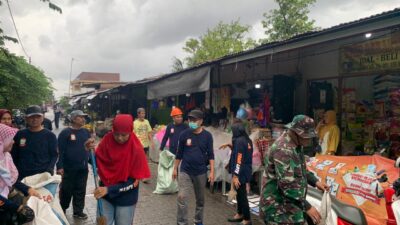 Personel Koramil 1408-09/TML Karbak di Pasar Parangtambung, Bersihkan Sampah Untuk Cegah Penyakit