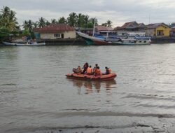 Nelayan Dilaporkan Hilang di Perairan Larea-Rea Sinjai, Tim SAR Brimob Bone dan Basarnas Lakukan Pencarian