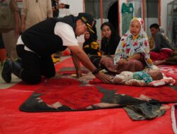 Tiba di Luwu, Bahtiar Instruksikan Distribusi Logistik Korban Banjir Dipercepat