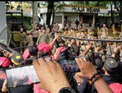 Tolak W Super Club, Massa Aliansi Suku Makassar Robohkan Pagar Kantor Gubernur Sulsel